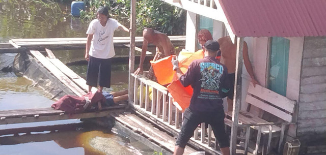 Petugas mengevakuasi jasad pensiunan ASN yang ditemukan di keramba ikan Sungai Mempawah. Foto: Dok. Istimewa