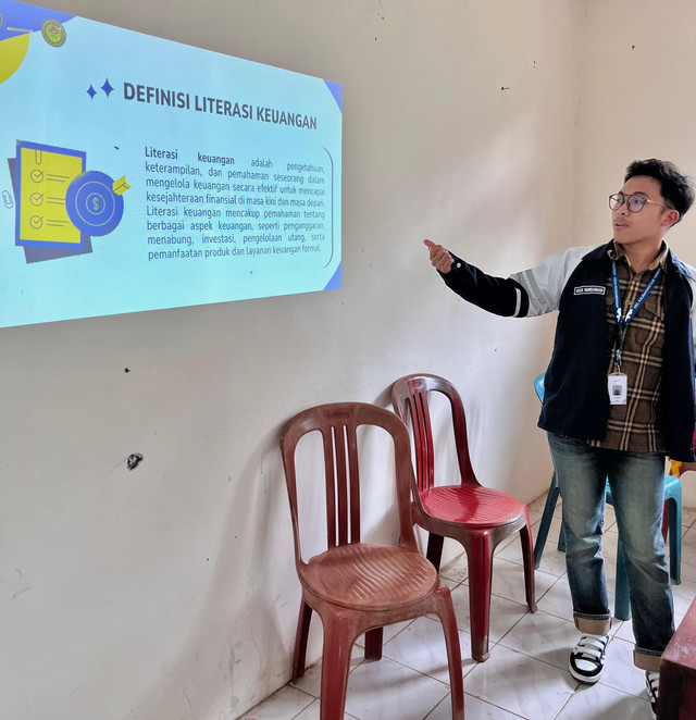 Foto Mahasiswa KKN TIM 1 UNDIP sedang Pemaparan Literasi Keuangan di Gedung PKD