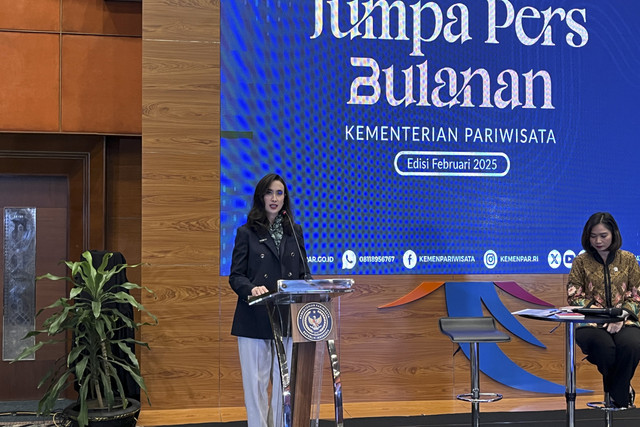 Menpar Widiyanti Putri Wardhana dalam acara Jumpa Pers Bulanan di Balairung Soesilo Soedarman, Gedung Sapta Pesona Kemenparekraf, Jakarta pada Jumat (7/2/2025). Foto: Gitario Vista Inasis/kumparan