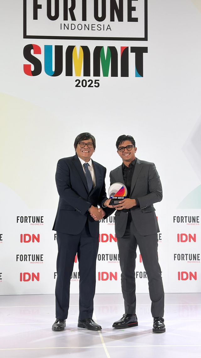 Direktur Perencanaan Strategis dan Pengembangan Bisnis Pertamina NRE Fadli Rahman (kanan) saat menerima penghargaan Change The World dari Fortune Indonesia pada Kamis (6/2). Foto: Dok. Pertamina