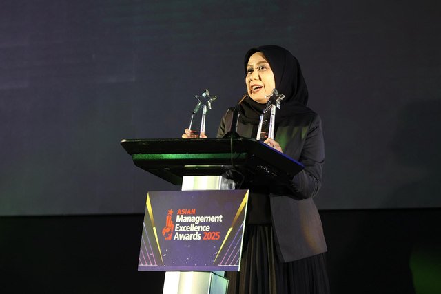 Manager Internal Communication PT Pertamina (Persero), Sarah menerima penghargaan di ajang Asian Management Excellence Awards 2025. Foto: Dok. Pertamina