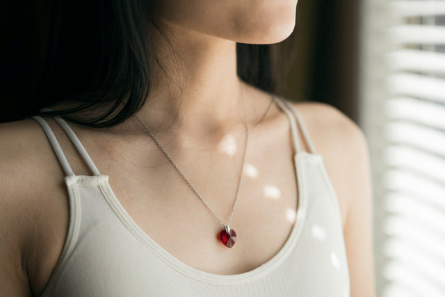 Ilustrasi cara membuat kalung dari resin epoxy. Unsplash/Pat Kwon