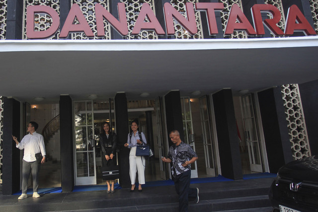 Sejumlah karyawan mengobrol di depan Gedung Badan Pengelola Investasi Daya Anagata Nusantara (BPI Danantara) di Jakarta, Jumat (7/2/2025). Foto: Reno Esnir/ANTARA FOTO