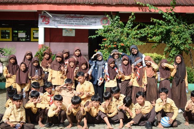 Foto Mahasiswa Kuliah Kerja Nyata (KKN) Universitas Diponegoro melaksanakan workshop material ramah lingkungan bersama siswa SD Negeri 02 Pengarengan, 