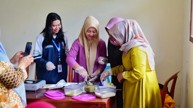 Foto Mahasiswa KKN Tim 1 Universitas DIponegoro, Ong Agata Yosephin V.H bersama ibu PKK Desa Pengarengan melakukan pembuatan Ubi Brulee