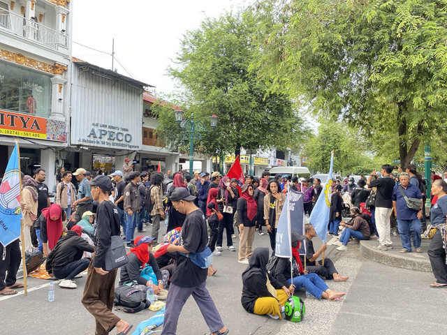 Aliansi Rakyat untuk Demokrasi (ARUS) Teras Malioboro demo di depan Gedung Dewan Perwakilan Rakyat Daerah (DPRD) DIY. Foto: Resti Damayanti/Pandangan Jogja