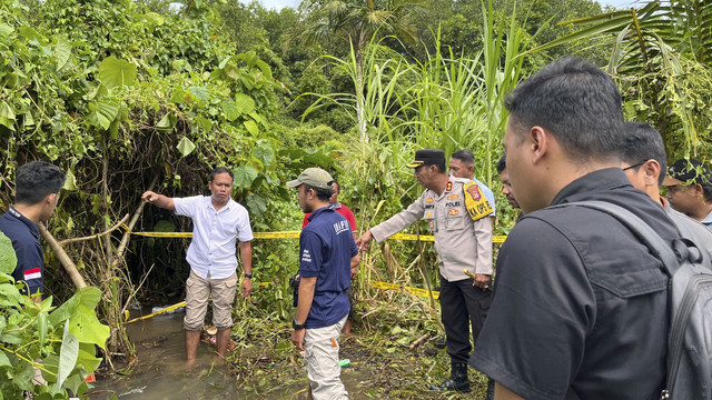 Kapolres Banggai Kepulauan, AKBP Jimmy Marthin saat memimpin langsung olah TKP penemuan mayat Hijriah Andriani. Foto: Dok. Polres Banggai Kepulauan