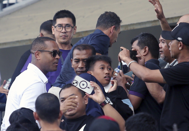 Pelatih Timnas Indonesia Patrick Kluivert (tengah) didampingi sejumlah asistennya menyaksikan pertandingan BRI Liga 1 Persita Tangerang melawan Persik Kediri di Indomilk Arena, Kabupaten Tangerang, Jumat (7/2/2025). Foto: Muhammad Iqbal/ANTARA FOTO