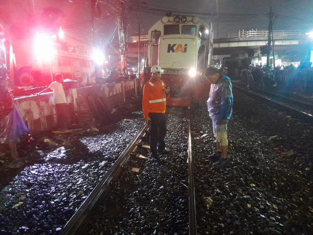 Mobil Suzuki Ertiga menemper Kereta Api (KA) Commuter Line Blorasura relasi Surabaya Pasar Turi - Cepu di KM 226+900 Jalan Dupak, Surabaya, Jumat (7/2/2025). Foto: Dok. Istimewa