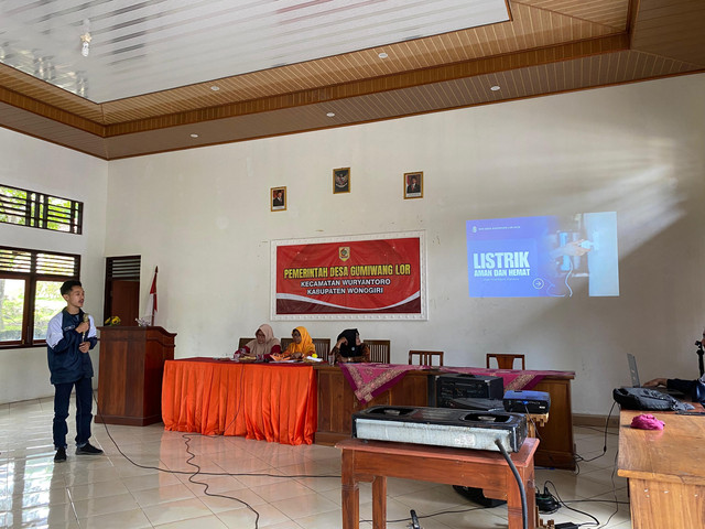 Pelaksanaan Program Kerja Monodisiplin Edukasi Listrik Aman dan Hemat dalam Lingkup Rumah Tangga oleh Yo'el Meola Wardana. Sumber: Dokumen Pribadi