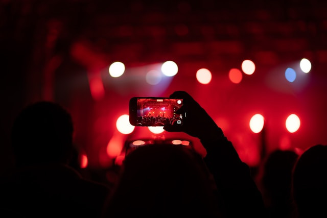 Konser SEVENTEEN mulai jam berapa. Foto hanyalah ilustrasi, bukan tempat yang sebenarnya. Sumber: Unsplash/Sam Abbott