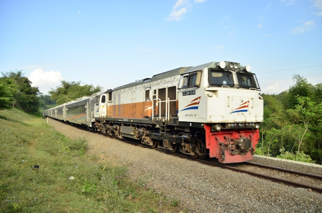 Kereta Tawang Jaya Premium. Foto Hanya Ilustrasi, Bukan Sebenarnya. Sumber Foto: Unsplash.com/Haidan