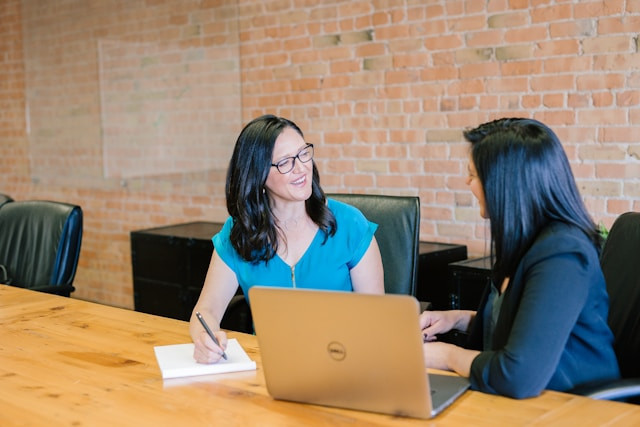 Berapa Lama Interview Kerja Berlangsung? Foto Hanya Ilustrasi, Bukan Sebenarnya. Sumber Foto: Unsplash.com/Amy Hirschi