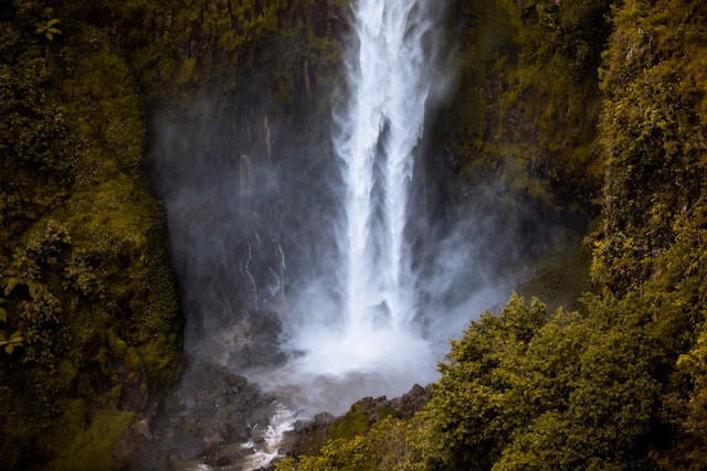 Air terjun terkenal di Jawa Tengah. Foto hanyalah ilustrasi, bukan tempat yang sebenarnya. Sumber: Unsplash/fikry anshor