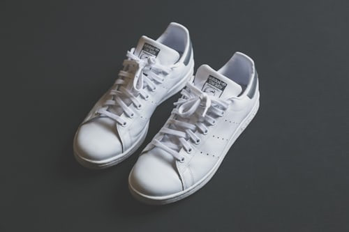  Ilustrasi Cara Merawat Sepatu Sneakers Putih. Sumber: Unsplash/Mnz