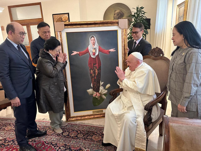 Paus Fransiskus menerima lukisan Bunda Maria berkebaya merah dari Megawati di Vatikan, pada Jumat (7/2). Foto: Dok. Istimewa