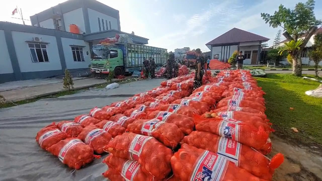 Bawang bombai ilegal asal Malaysia diamankan petugas. Foto: Dok. Istimewa