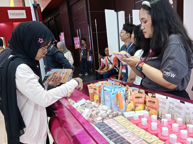 Seorang pengunjung sedang memilih skin care milik brand lokal. Foto: Masruroh/Basra