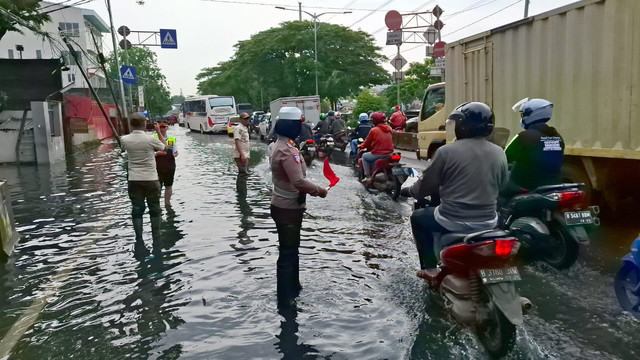 Imbas genangan air sekitar 10-15 Cm di Cengkareng Timur Jakbar arah Grogol lalu lintas tersendat, Sabtu (8/2). Foto: X/ @TMCPoldaMetro