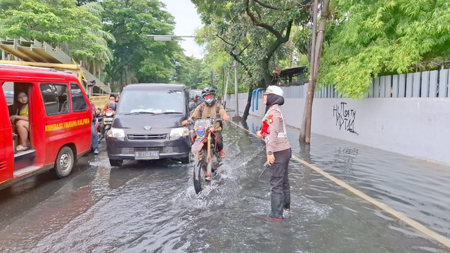 Imbas genangan air sekitar 10- 15 Cm di Cengkareng Timur Jakbar arah Grogol lalu lintas tersendat, Sabtu (8/2). Foto: X/ @TMCPoldaMetro