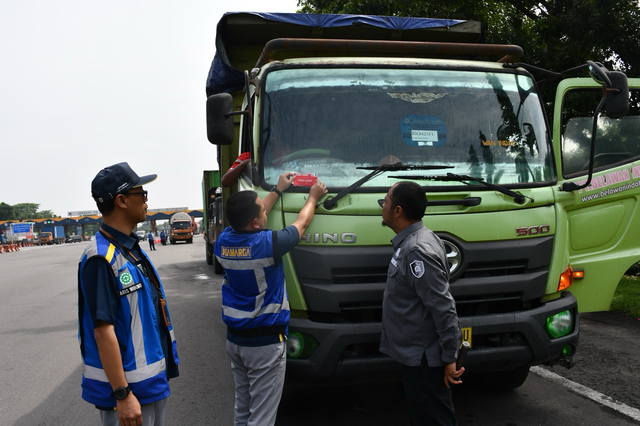 Petugas Jasa Marga saat memeriksa kendaraan angkutan barang agar tidak melebihi standar teknis dan muatan yang ditetapkan. Foto: Dok. Jasa Marga