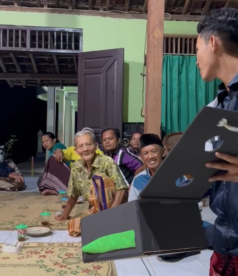 Foto Pemaparan Program Kerja Inovasi Perangkap Tikus Elektrik Sederhana kepada Kelompok Tani Desa Gumiwang Lor. Sumber: Dokumentasi Pribadi