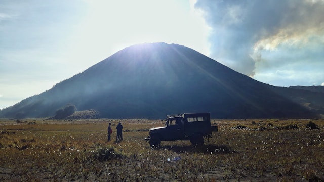 Jalur Pendakian Gunung Butak Via Panderman. Foto hanyalah ilustrasi, bukan tempat sebenarnya. Sumber: unsplash/ Ake Widyastomo.