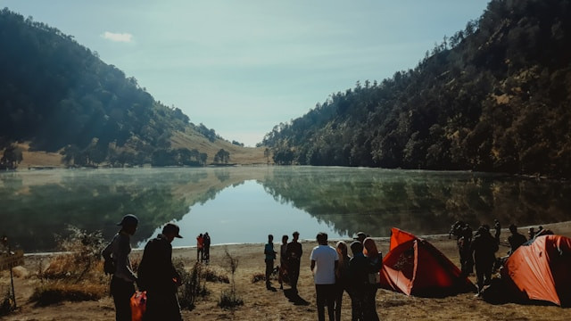 Tanjakan Cinta Gunung Semeru. Foto: Ranu Kumbolo Gunung Semeru. Sumber: unsplash/ Falaq Lazuardi.