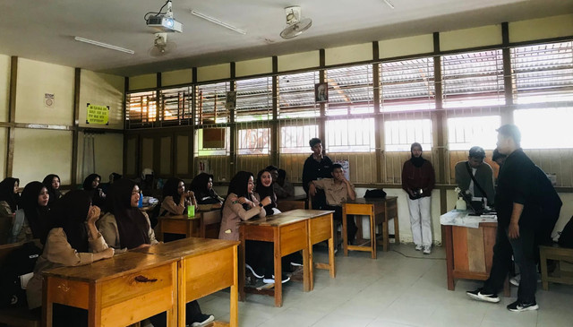 Asrama Mahasiswa Kabupaten Mempawah menggelar Go To School. Foto: Dok. Istimewa