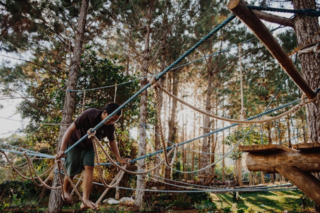 Tempat Outbound Seru di Puncak. Foto hanya ilustrasi, bukan tempat sebenarnya. Sumber: Unsplash/Stephanie Ecate