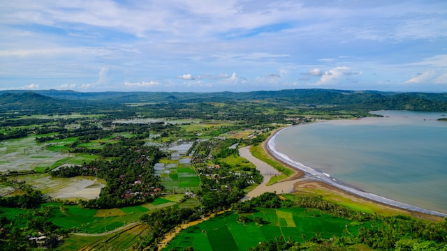 Ciletuh daerah mana, foto: Kawasan Geopark Ciletuh, Unsplash/Aditya Pradipta