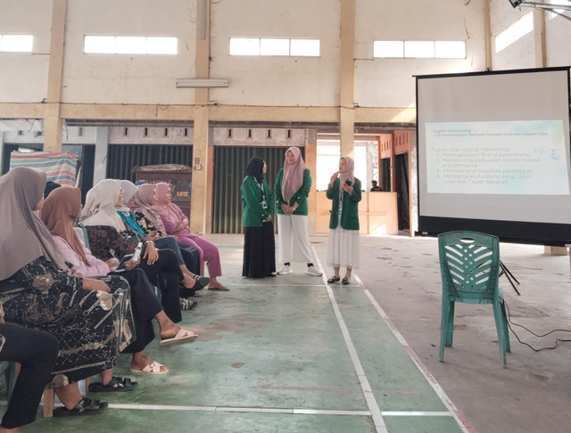 Dokumentasi mahasiswa sosialisasikan pembuatan dan pemasaran VCO kepada warga kudu gantiang tepatnya ibu ibu pkk dengan memaparkan ppt 