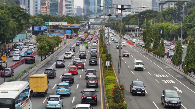 Suasana arus lalu lintas di ruas Tol Dalam Kota Jakarta, Sabtu (8/2). Foto: Jonathan Devin/kumparan