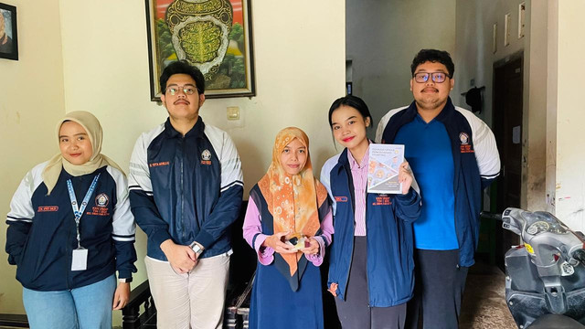 Foto bersama salah satu warga di Desa Clapar pada Program Multidisiplin Pemberian Edukasi dan PMT berbahan lokal singkong untuk atasi Stunting. (Sumber : Dokumentasi Pribadi Mahasiswa KKN Tim I Undip)