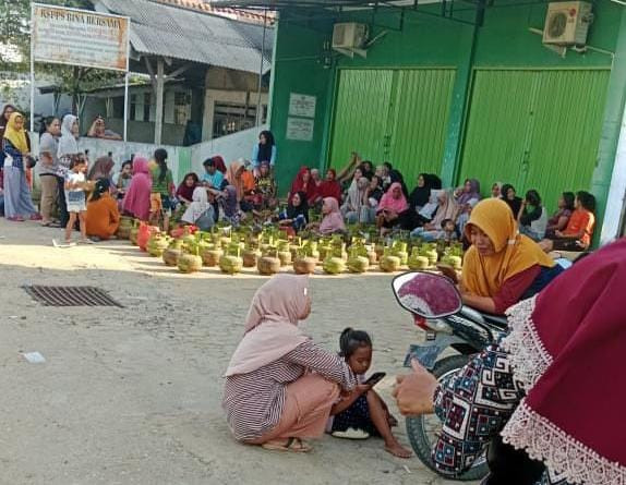 Puluhan emak-emak antre gas elpiji 3 kg di Daerah Trimodadi, Lampung Utara. | Foto: Dok Istimewa