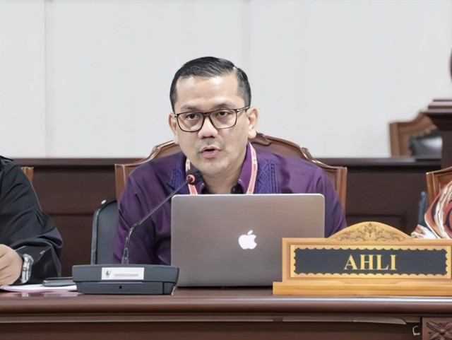 Sidang lanjutan menghadirkan Saksi Ahli Pihak Pemohon Pasangan Calon Bupati dan Wakil Bupati Pesawaran Nomor Urut 2, Nanda Indira dan Antonius Muhammad Ali, Radian Syam |Foto : Dok. Humas MKRI