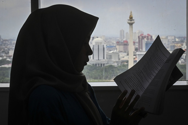 Pengunjung membaca buku di Perpustakaan Nasional (Perpusnas), Jakarta, Jumat (7/2/2025). Foto: Rivan Awal Lingga/ANTARA FOTO