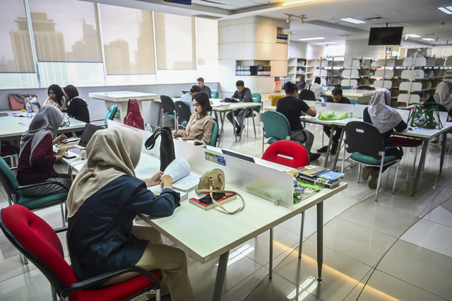 Sejumlah pengunjung membaca buku di Perpustakaan Nasional (Perpusnas), Jakarta, Jumat (7/2/2025). Foto: Rivan Awal Lingga/ANTARA FOTO