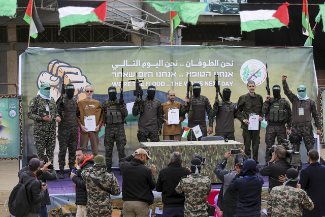 Sejumlah sandera yang ditahan di Gaza sejak serangan mematikan 7 Oktober 2023, dibebaskan oleh militan Hamas sebagai bagian dari gencatan senjata dan kesepakatan pertukaran tawanan antara Hamas dan Israel di Deir Al-Bala Foto: Hatem Khaled/REUTERS