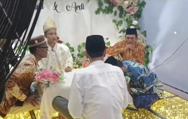 Suasana pria yang meninggal seusai akad nikah yang mengenakan baju batik biru. Foto : Istimewa/Potongan video