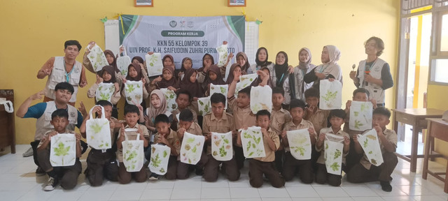 Sekolah alam dan Ecoprint di SDN Bonosari, Kecamatan Sempor, Kebumen (Foto: Yayang Ahnaf S./KKN 55 UIN SAIZU Purwokerto)