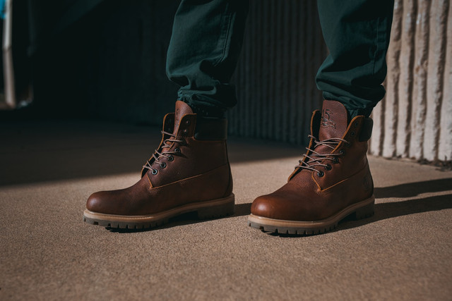  Ilustrasi Cara Merawat Sepatu Boots Kulit Sintetis. Sumber: Unsplash/KAL VISUALS