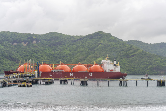 Kapal tanker MT Lady Eva yang membawa sumber energi bersih ke site Batu Hijau milik AMMAN. Foto: Dok. AMMAN