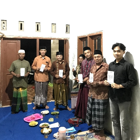 Foto bersama Mahasiswa KKN Undip dengan bapak-bapak jamaah tahlil (30/1/25). Source : Heo Ronin Khanugara