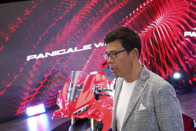 CEO Ducati Indonesia, Jimmy Budhijanto saat peluncuran motor baru Ducati Panigale V4 S di Jakarta, Sabtu (8/2/2025). Foto: Sena Pratama/kumparan