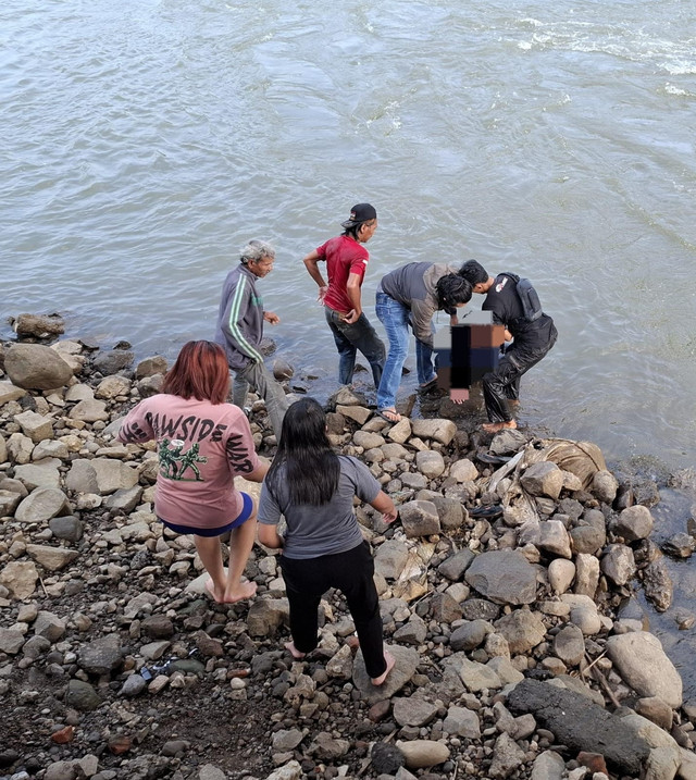 Resmob Macan Agung Gagalkan Wanita Yang Mencoba Bunuh Diri di Sungai berantas