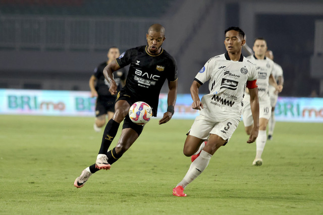 Pesepak bola Dewa United Alex Martins (kiri) menguasai bola dengan dibayangi pesepak bola Persija Jakarta Rizky Ridho (kanan) dalam lanjutan BRI Liga 1 di Stadion Pakansari, Kabupaten Bogor, Jawa Barat, Sabtu (8/2/2025). Foto: Yulius Satria Wijaya/ANTARA FOTO