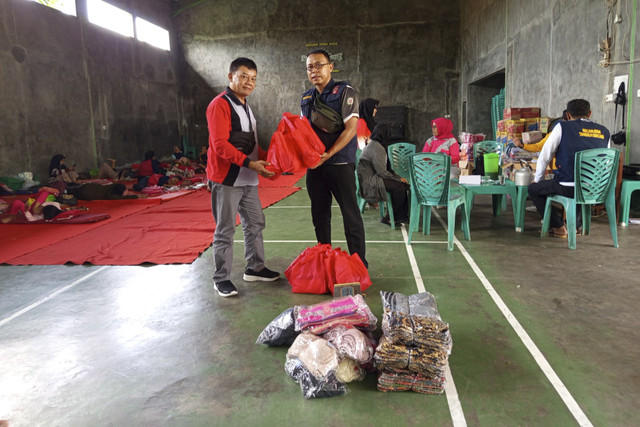 Kemensos memberikan bantuan ke korban banjir dan longsor yang melanda Kabupaten Kudus, Jawa Tengah. Foto: Dok. Kemensos