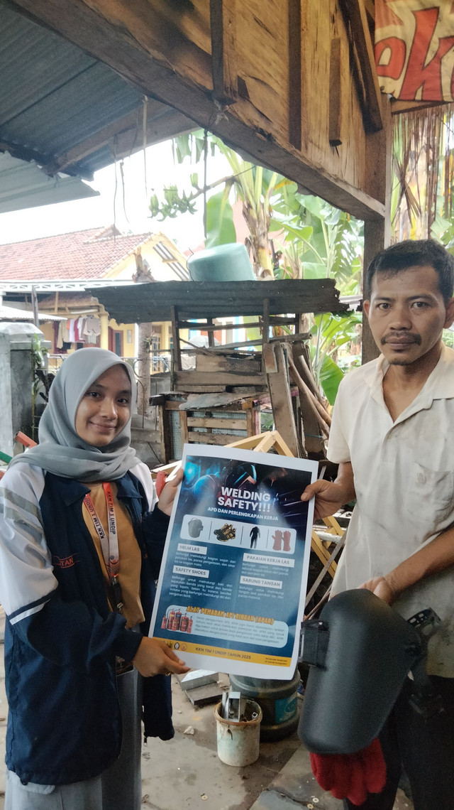 Penyerahan Poster Welder Safety (Sumber: Dokumentasi Pribadi)