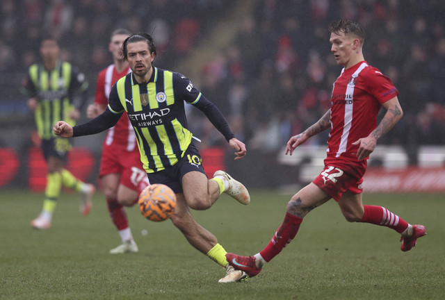 Pemain Manchester City Jack Grealish berebut bola dengan pemain Leyton Orients Ethan Galbraith pada pertandingan FA Cup Inggris di Brisbane Road, London, Inggris, Sabtu (8/2/2025). Foto: David Klein/REUTERS